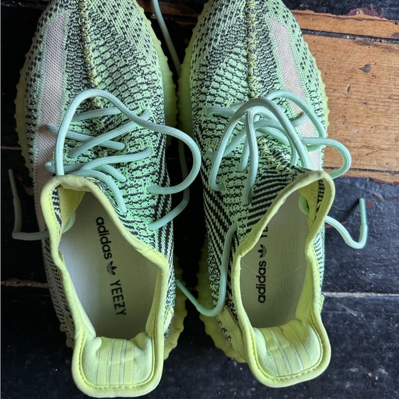 Men's adidas Yeezy Boost 350 V2 size 9 Neon Green - AUTHENTIC! - Picture 10 of 11